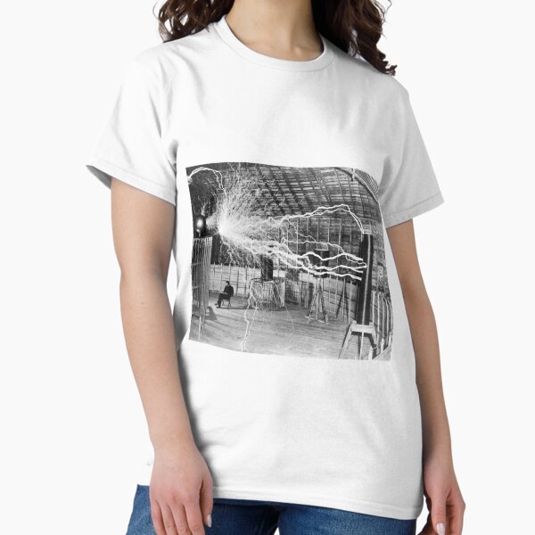 Vista previa del artículo con la obra «Nikola Tesla con su equipo (17 de junio de 1901)», diseñado y vendido por allhistory.