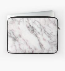 Soft Pink und Charcoal Venen auf Schlagsahne Marmor Laptoptasche