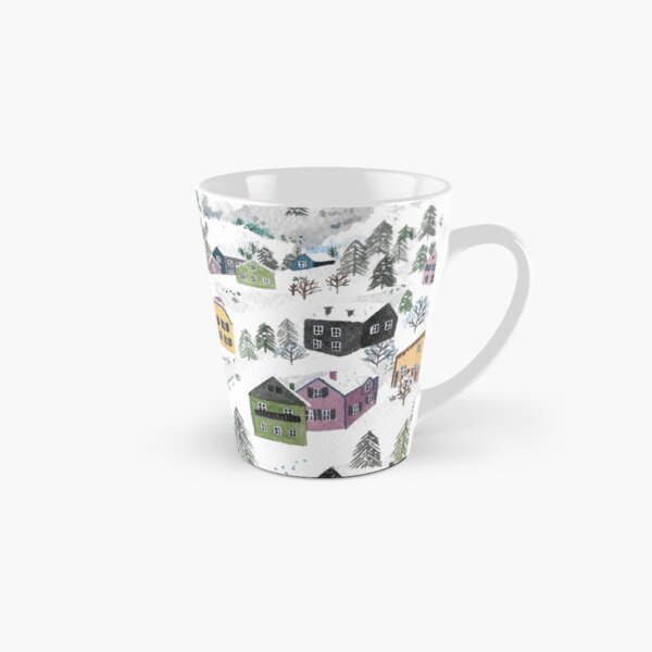 Paisaje invernal de pueblo en las montañas Taza cónica