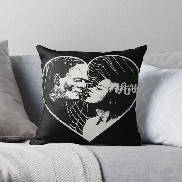 Frankenstien y la novia de Frankenstein enamorada Cojín