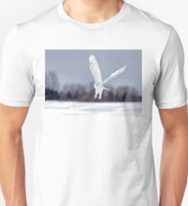 Snowy owl taking flight Unisex T-Shirt