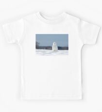 Snowy owl in the fresh fallen snow Kids Tee