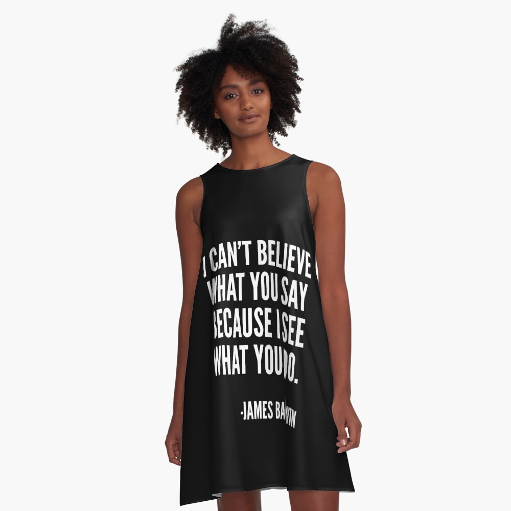 Vista previa del artículo con la obra «Vestido acampanado», diseñado y vendido por UrbanApparel.