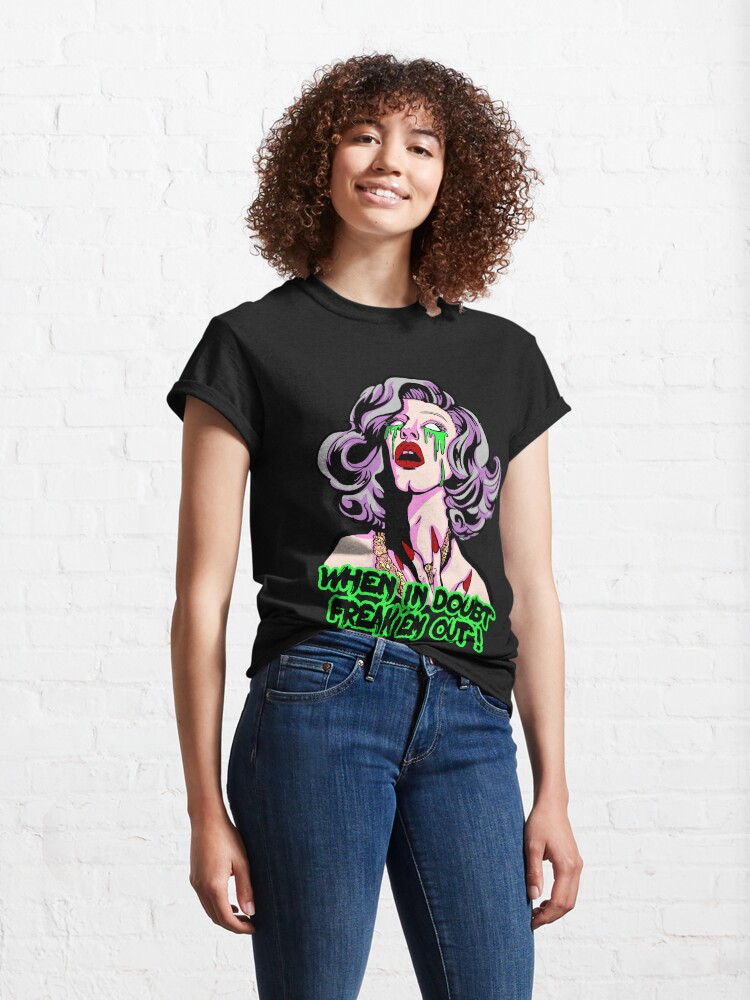 Vista alternativa de Camiseta clásica SHARON AGUJAS "CUANDO EN DUDA FREAK EM OUT"