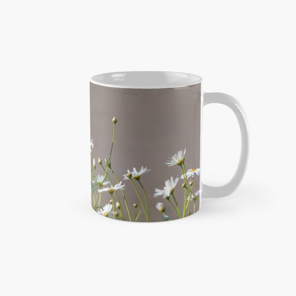 Artikelvorschau, Knospen und Blumen von weißen Feldgänseblümchen auf einem unscharfen Hintergrund entworfen und verkauft von EG Creativity Art.