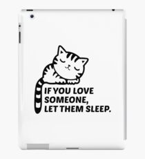 Schlafendes Katzen-T-Shirt: Wenn Sie jemanden lieben, lassen Sie ihn schlafen iPad-Hülle & Klebefolie