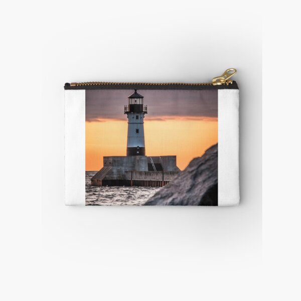 Artikelvorschau, Leuchtturm durch die Felsen entworfen und verkauft von Rita Anthony.