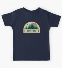 Camiseta para niños Insignia de montaña retro de piedra angular