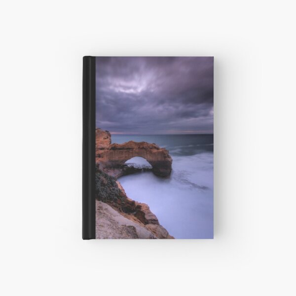 Artikel-Vorschau von  daher die Langzeitbelichtung ... Große Brandung um Arch Rock entlang der Great Ocean Road Coast., designt und verkauft von Robert Mullner.
