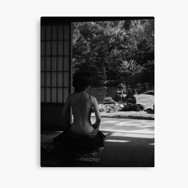 Hermosa mujer asiática en una casa japonesa con su kimono bajado, revelando su espalda desnuda foto de impresión artística Lienzo