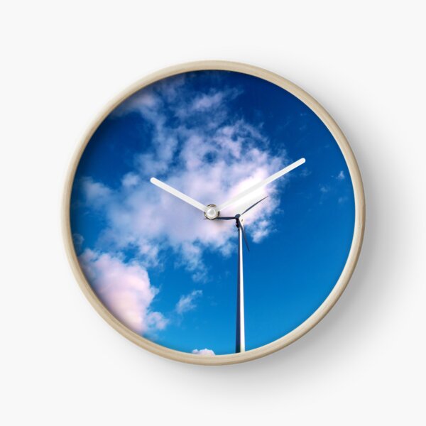 Windrad vor strahlendem Himmel Uhr