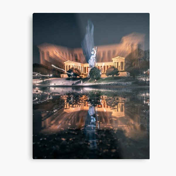 Bavaria in München bei Nacht, aufgenommen mit dem Zoomeffekt Metallbild