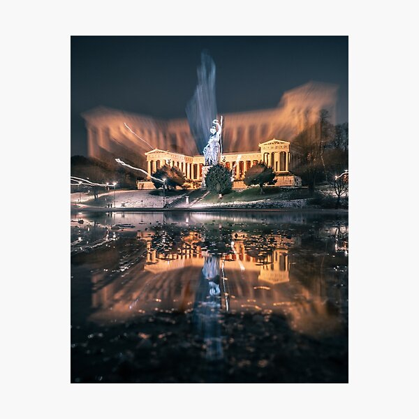 Bavaria in München bei Nacht, aufgenommen mit dem Zoomeffekt Fotodruck