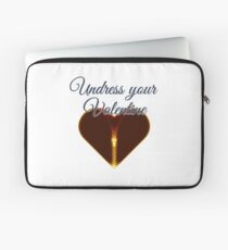 Undress your Valentine Laptoptasche
