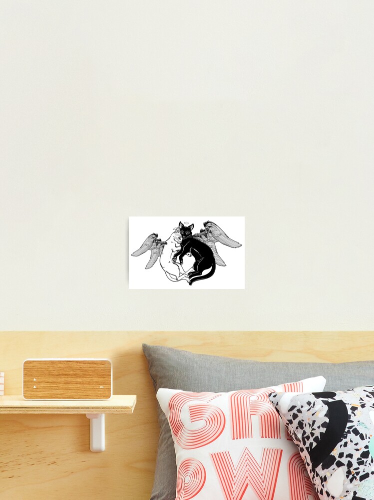 Impression Photo Chat Noir Et Blanc Avec Des Ailes D Ange En Etreinte Tendre Des Contraires Par Katjagerasimova Redbubble