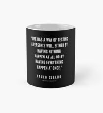 Taza clásica Cita de Paulo Coelho | La vida tiene una forma de probar la voluntad de una persona, ya sea haciendo que no suceda nada o que todo suceda a la vez