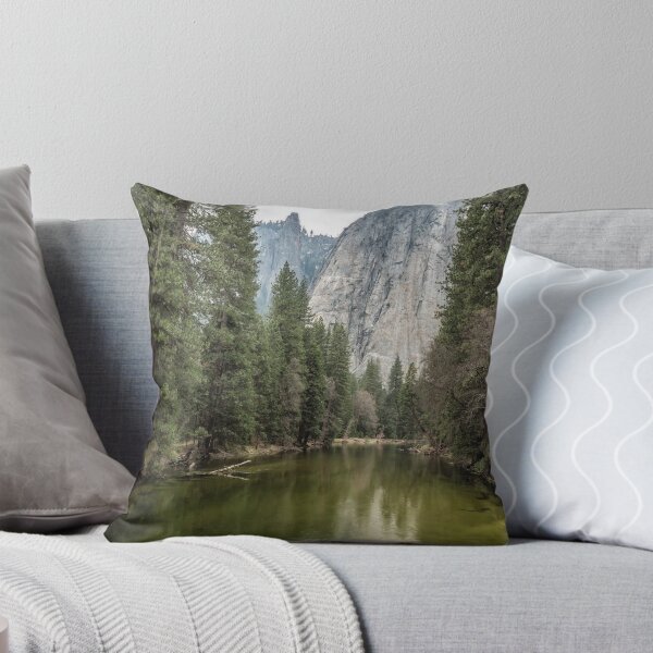Artikelvorschau, Cathedral Rocks und Türme hinter dem Merced River entworfen und verkauft von Belinda Greb Photography.