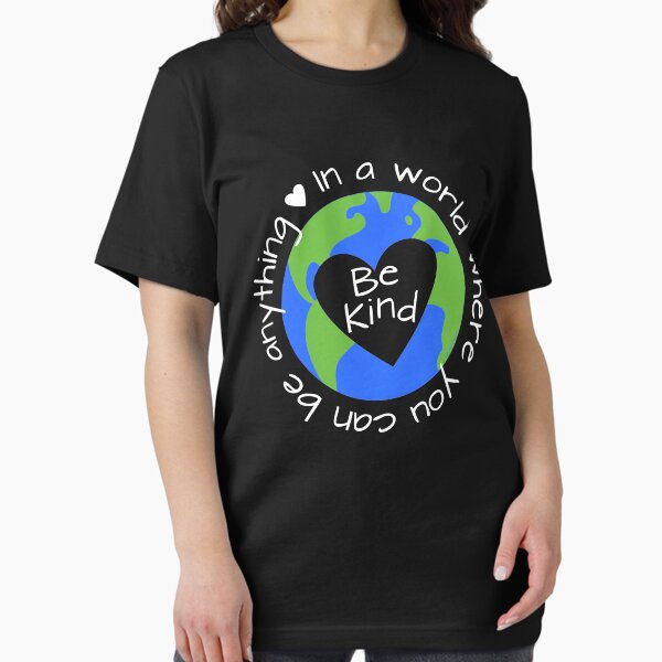 Vista previa del artículo con la obra «En un mundo donde puedes estar cualquier cosa, sé amable (azul)», diseñado y vendido por Stacy Mitchell.