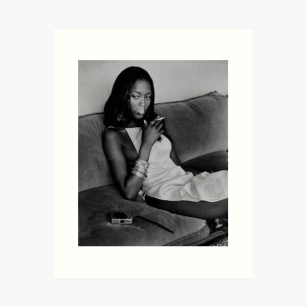 Aperçu de l'œuvre Naomi Campbell : Pause cigarette créée et vendue par ♡ T R I N A  ♡.