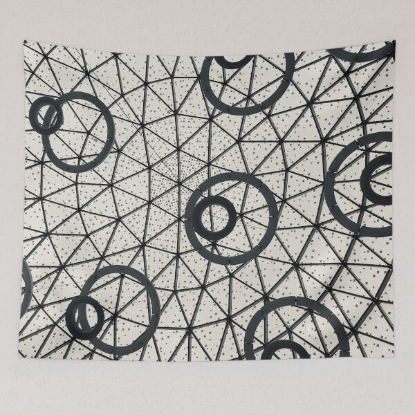 Aperçu de l'œuvre Plafond de cercles abstraits noir et blanc créée et vendue par Hena Tayeb.