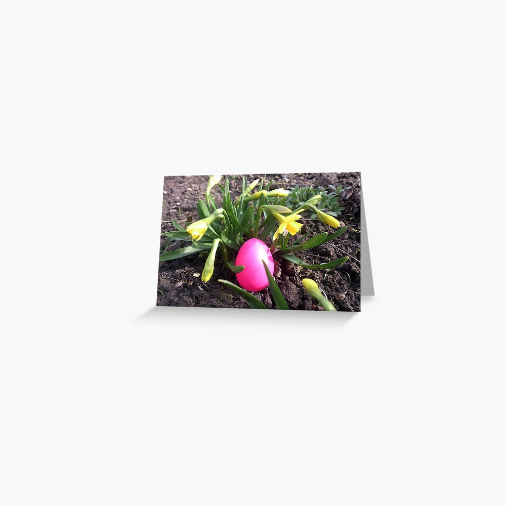 Osterei im Blumenbeet Grußkarte