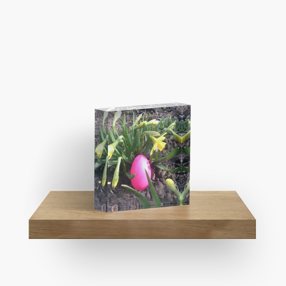 Osterei im Blumenbeet Acrylblock