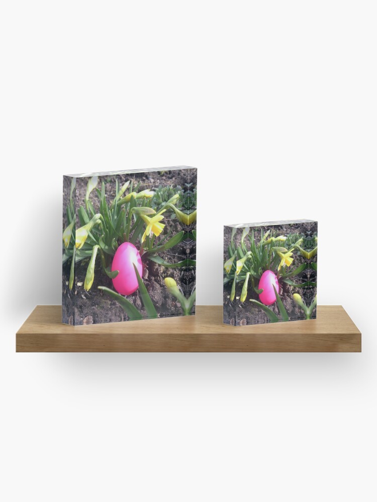 Alternative Ansicht von Osterei im Blumenbeet Acrylblock