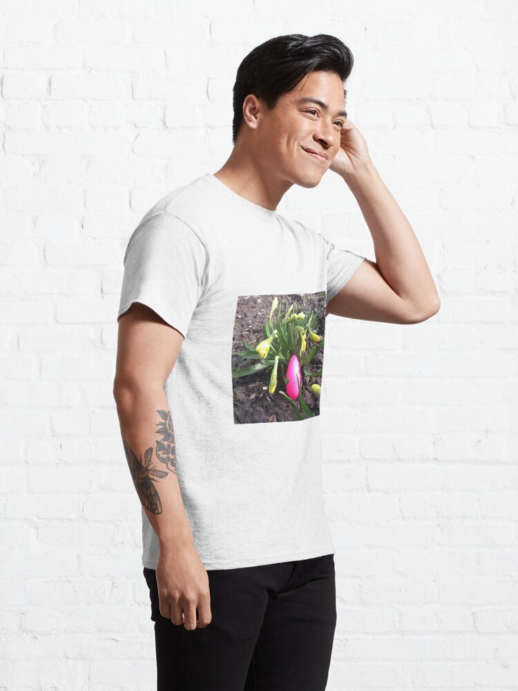 Alternative Ansicht von Osterei im Blumenbeet Classic T-Shirt