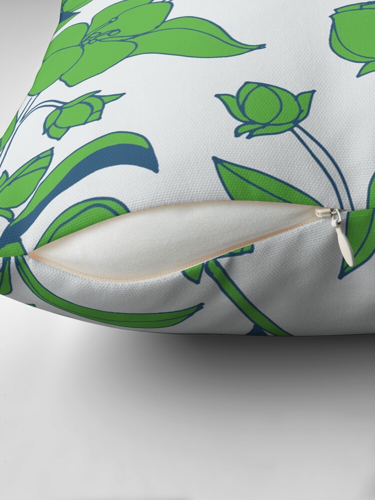 Aperçu 2 sur 4. Coussin avec l'œuvre Fleurs au printemps vert et bleu créée et vendue par KShedenhelm.