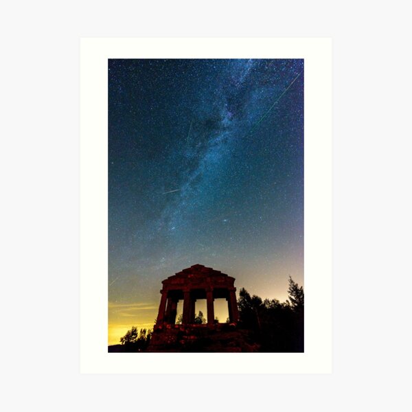 Perséides et voie lactée la nuit Impression artistique