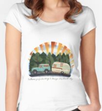 Partnerschaft Tailliertes Rundhals-Shirt
