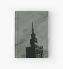 Schwarzweißfotografie mit Kontrast zwischen sozialistischem Wohnprojektgebäude und stalinistischem Gebäude in Warschau, Polen Notizbuch