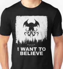 I want to believe in Cthulhu - Eldritch Dreamer - Lovecraftian mythos wear Slim Fit T-Shirt