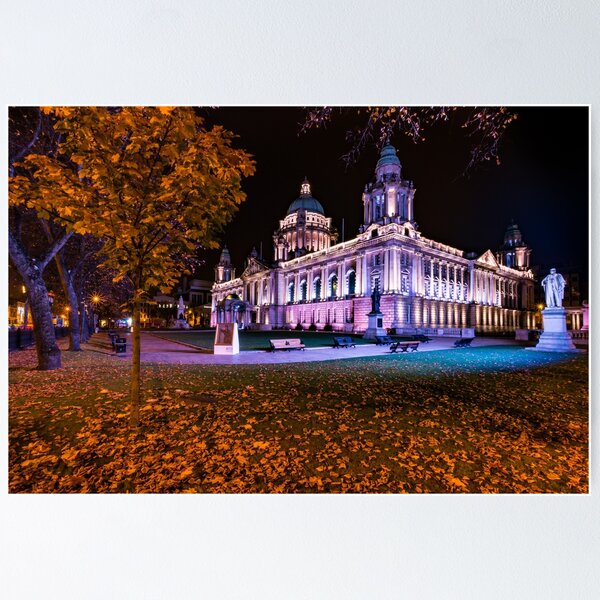 Artikelvorschau, Belfast Rathaus Im Herbst Nordirland entworfen und verkauft von thinkbigimages.
