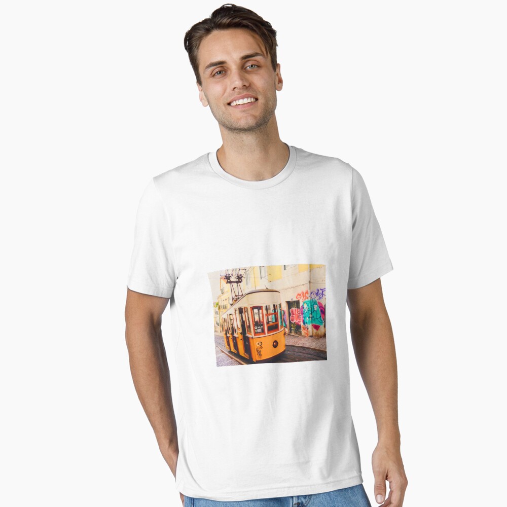Aperçu de l'œuvre T-shirt essentiel créée et vendue par 2G2P.