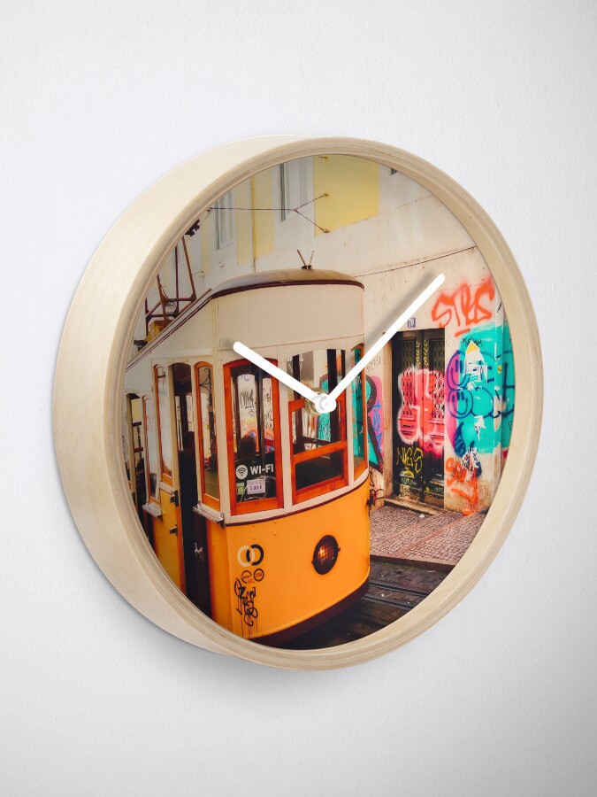 Aperçu 2 sur 4. Horloge avec l'œuvre LISBONNE créée et vendue par 2G2P.