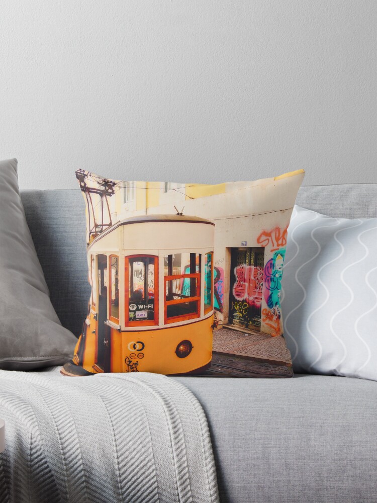 Aperçu 1 sur 4. Coussin avec l'œuvre LISBONNE créée et vendue par 2G2P.