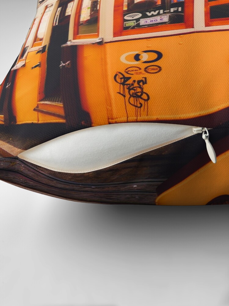 Aperçu 2 sur 4. Coussin avec l'œuvre LISBONNE créée et vendue par 2G2P.