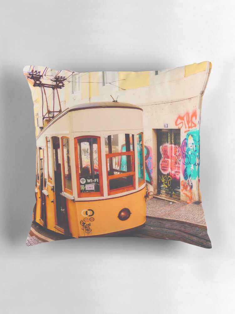Aperçu 3 sur 4. Coussin avec l'œuvre LISBONNE créée et vendue par 2G2P.