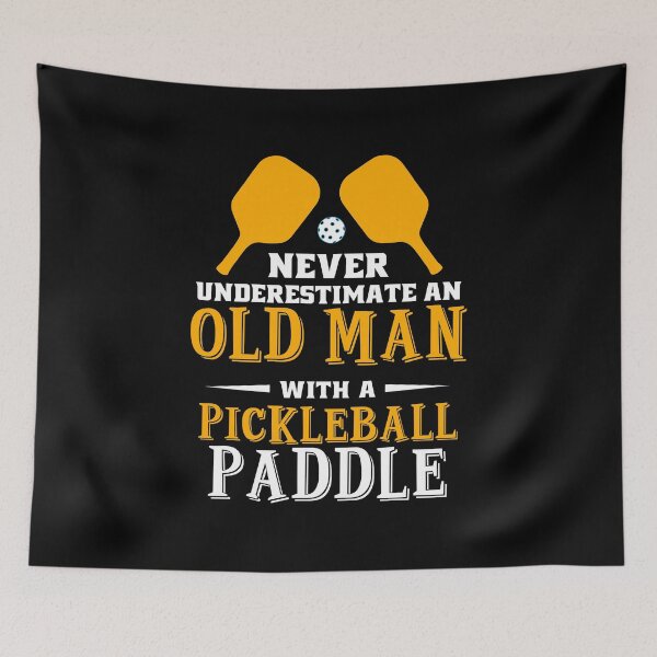 Artikelvorschau, Unterschätzen Sie niemals einen alten Mann mit einem Pickleball-Schläger, Pickleball-Geschenk, Dink verantwortungsbewusst entworfen und verkauft von Designs4Less.
