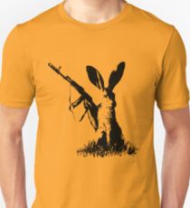 Jackrabbit mit Kalaschnikow Slim Fit T-Shirt