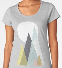 Camiseta premium de cuello ancho Montañas escandinavas de mediados de siglo