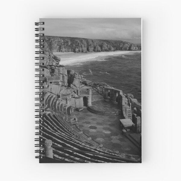 Artikelvorschau,  Errichtet über einer Schlucht mit einem Felsvorsprung aus Granit, der ins Meer ragt. Das Theater befindet sich in der Nähe von Porthcurno entworfen und verkauft von Cornwall.