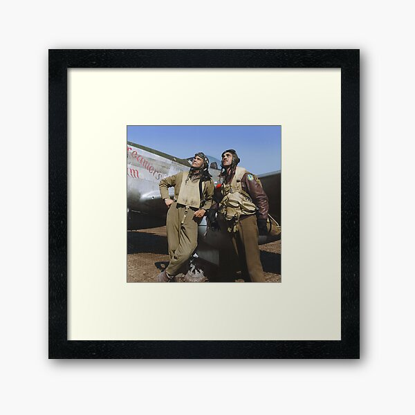 Vista previa del artículo con la obra «El Coronel Benjamin O. Davis y Edward C. Gleed de pie junto a un avión en una base aérea en Ramitelli, Italia. Marzo de 1945.», diseñado y vendido por Marina Amaral.