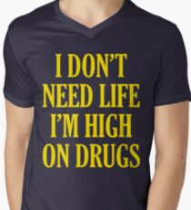 Camiseta de cuello en V No necesito la vida Soy alto en las drogas