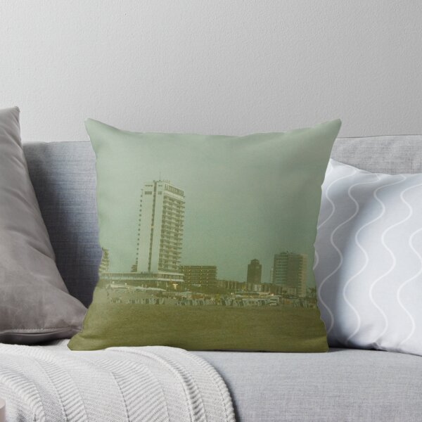 Artikelvorschau, Skyline am Strand entworfen und verkauft von Debjaphotography.