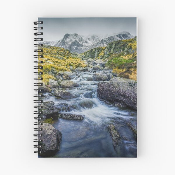 Aperçu de l'œuvre  à travers la chaîne de montagnes Snowdonia.
Je marche et profite du cadre magnifique et j'écoute l'eau qui passe devant moi créée et vendue par MitchellAK.