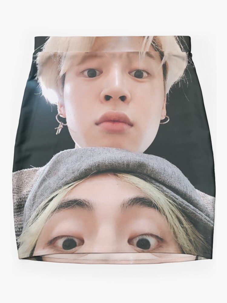 taehyung skirt  Taehyung, Namjoon, Accessoires de costume