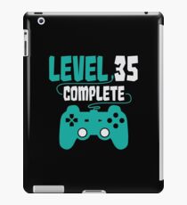 Gamer Shirt Level 35 Complete Gaming Birthday Gift Tee iPad-Hülle & Klebefolie