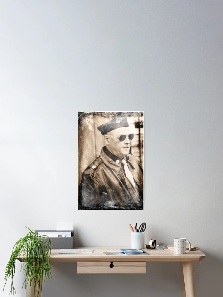 Aperçu 2 sur 3. Poster avec l'œuvre  créée et vendue par ROGUEstudio.